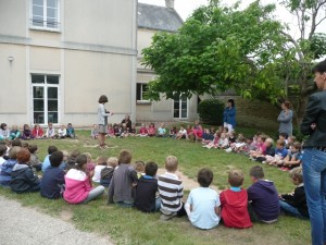 les_enfants_se_retrouvent_dans_le_jardin1